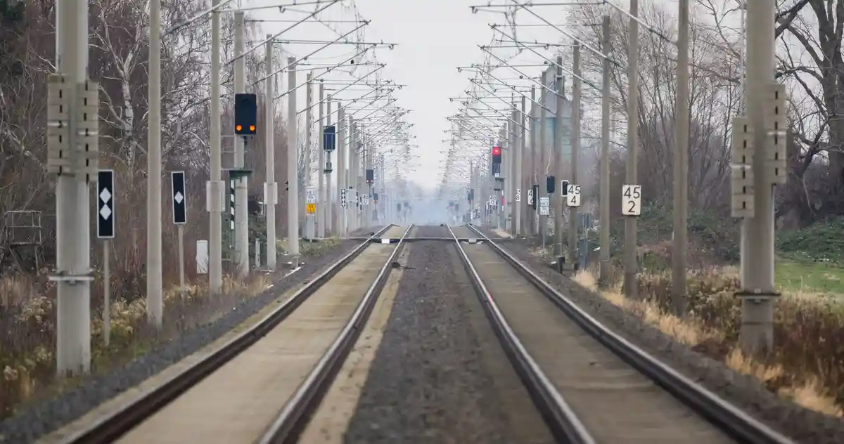Предупредительная забастовка в Нижней Саксонии:Красный светофор горит на железнодорожной линии Хильдесхайм - Берлин в районе Хильдесхайм.