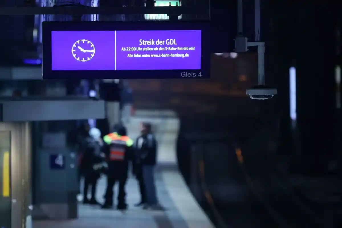 Предупредительная железнодорожная забастовка Гамбург:Табло на пути S-Bahn на главной станции указывает на забастовку GDL.