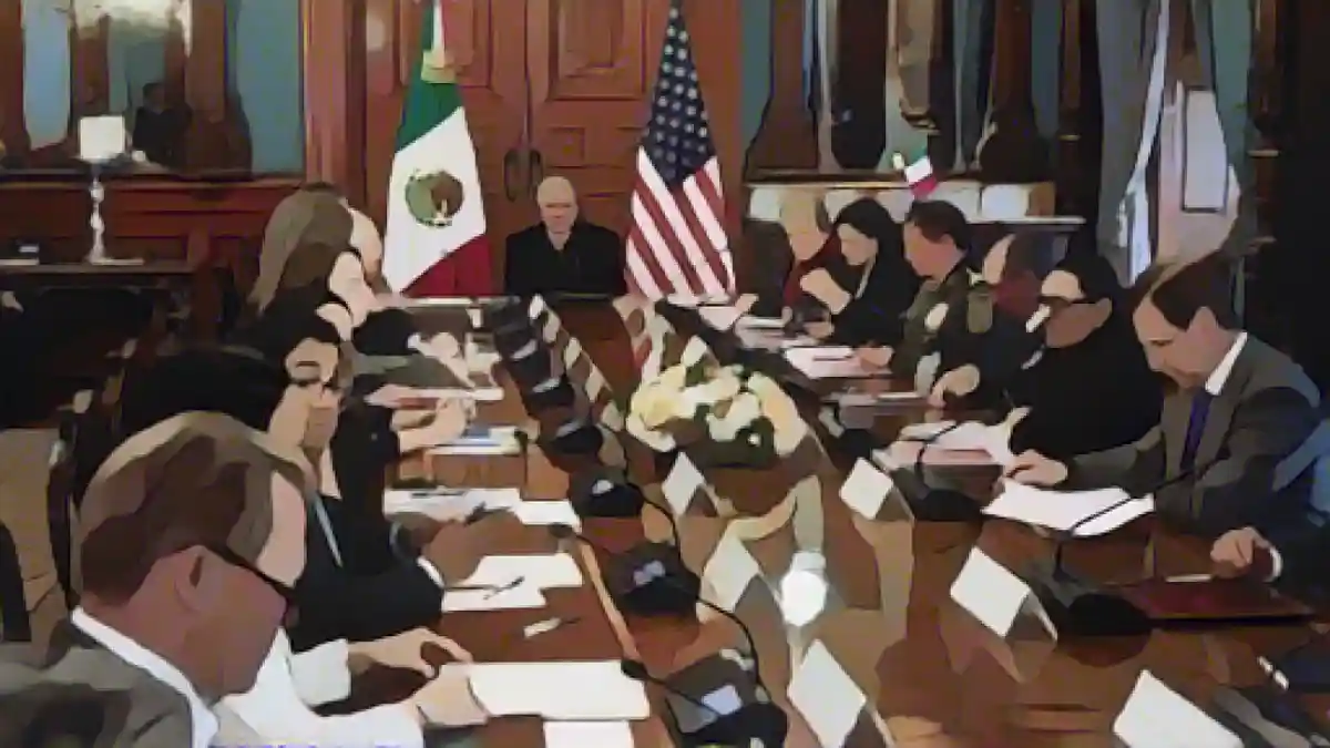 Президент Мексики Лопес Обрадор (в центре) на встрече:Президент Мексики Лопес Обрадор (в центре) на встрече