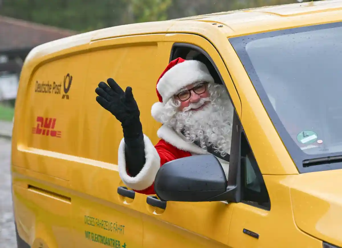 Прибытие Деда Мороза:Дед Мороз прибывает на рождественскую почту в качестве пассажира.