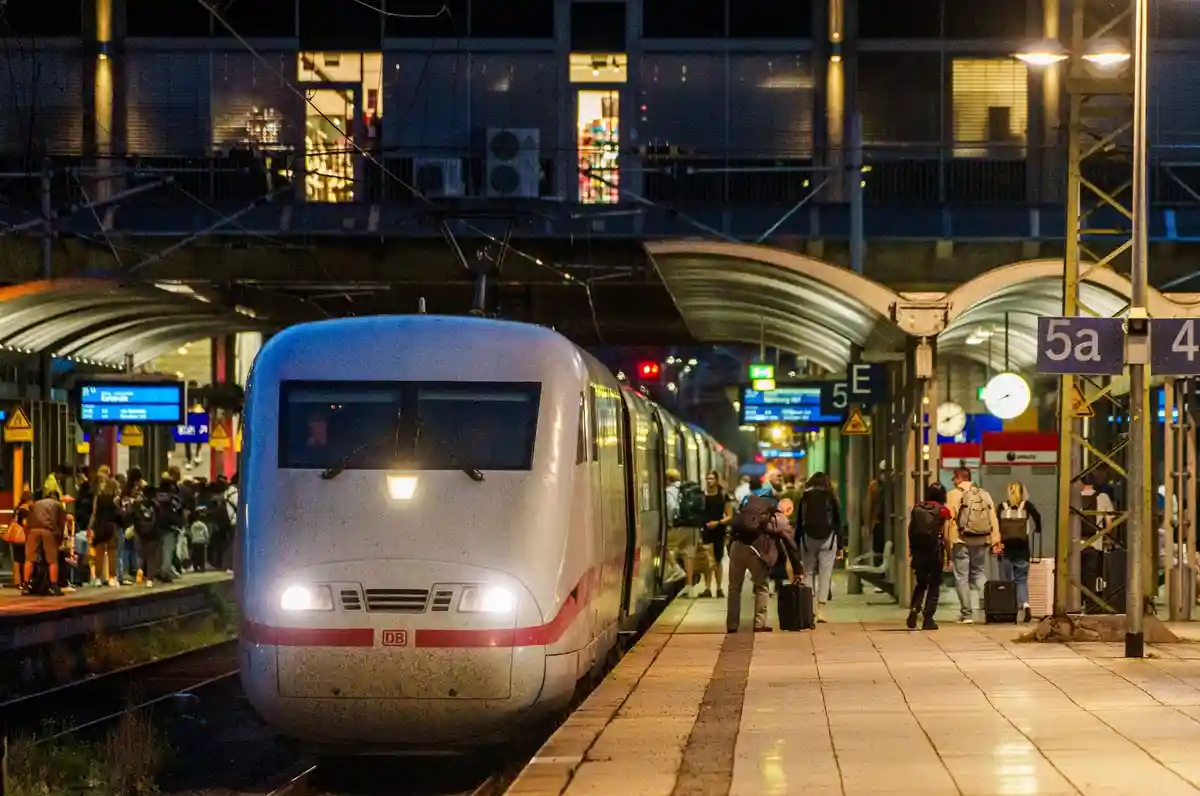 Проблемы с железнодорожным сообщением:Поезд ICE стоит на главном вокзале Майнца.