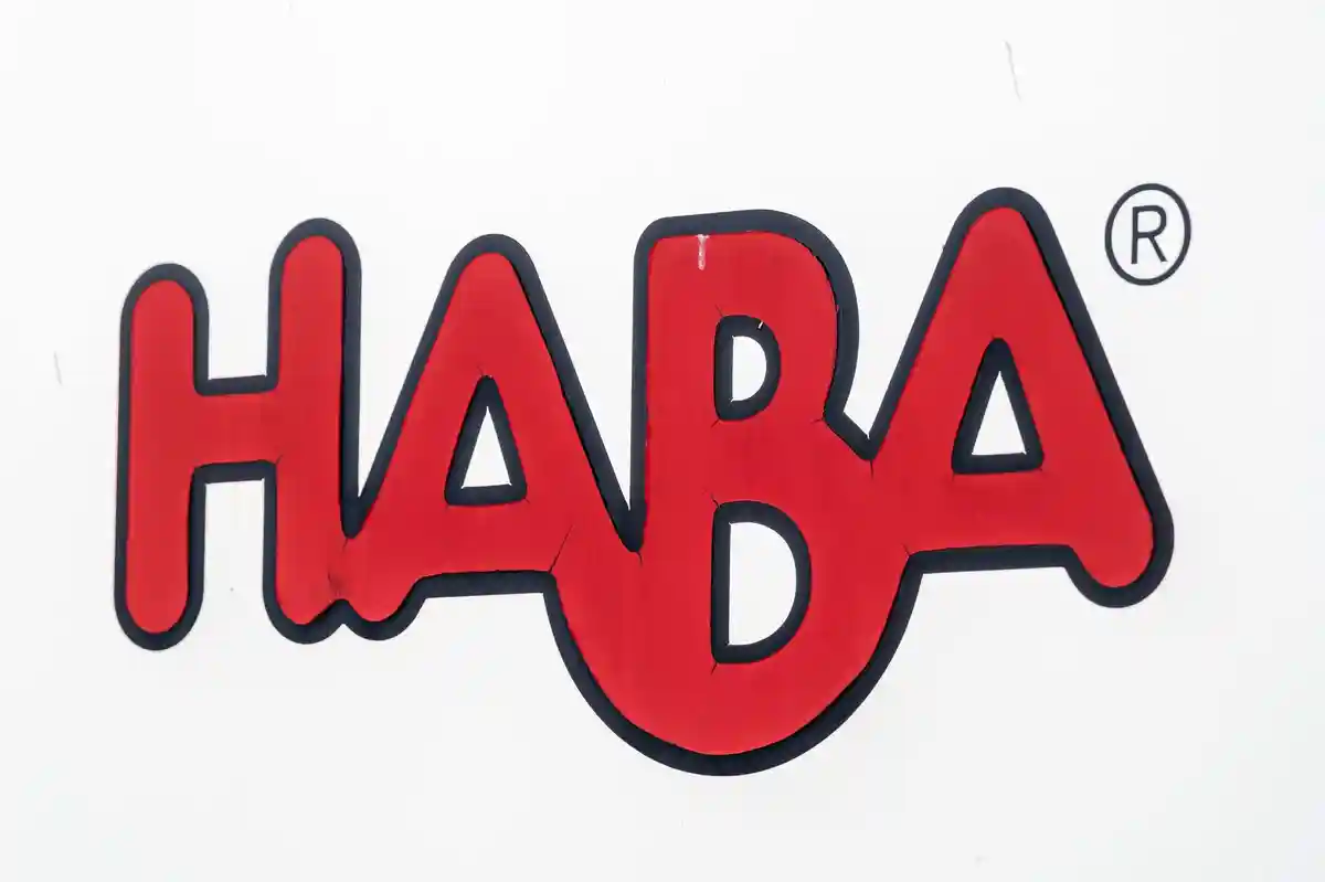 Производитель игрушек Haba подает заявление о банкротстве:Логотип Haba изображен на вывеске семейного аутлета в Бад-Родахе.