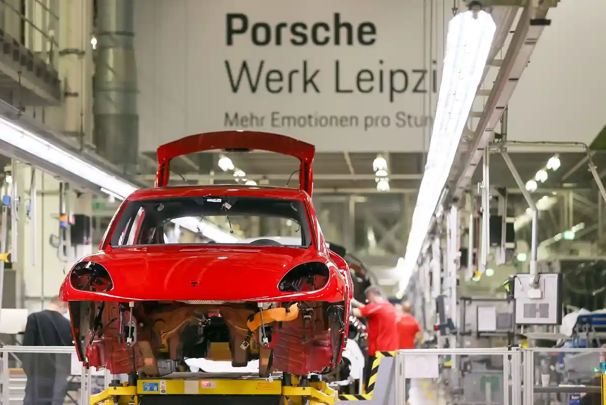 Производство на заводе Porsche в Лейпциге:Porsche Macan покидает "линию интерьера" на заводе Porsche.