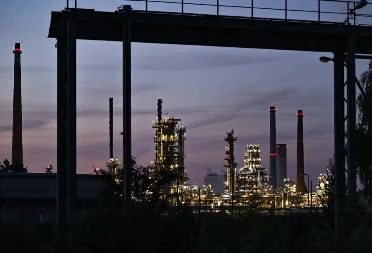 Промышленность:Оборудование для переработки сырой нефти на территории компании PCK-Raffinerie GmbH в вечернее время.