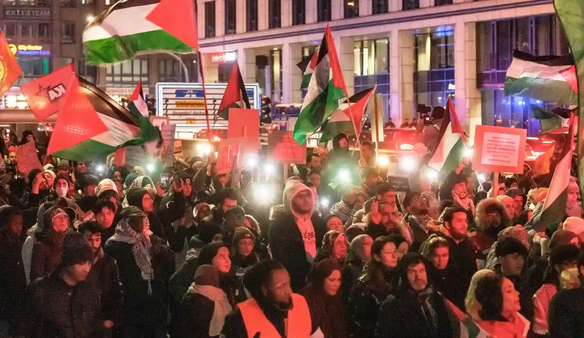 Пропалестинские демонстрации - Гамбург:Палестинская демонстрация проходит по центру Гамбурга.