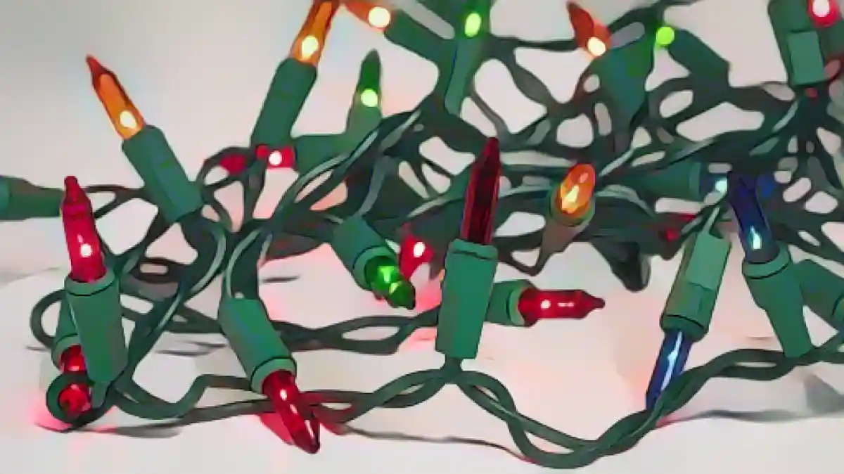 Пучок рождественских гирлянд с одной перегоревшей лампочкой:Как переработать, перепрофилировать или утилизировать сломанные рождественские гирлянды