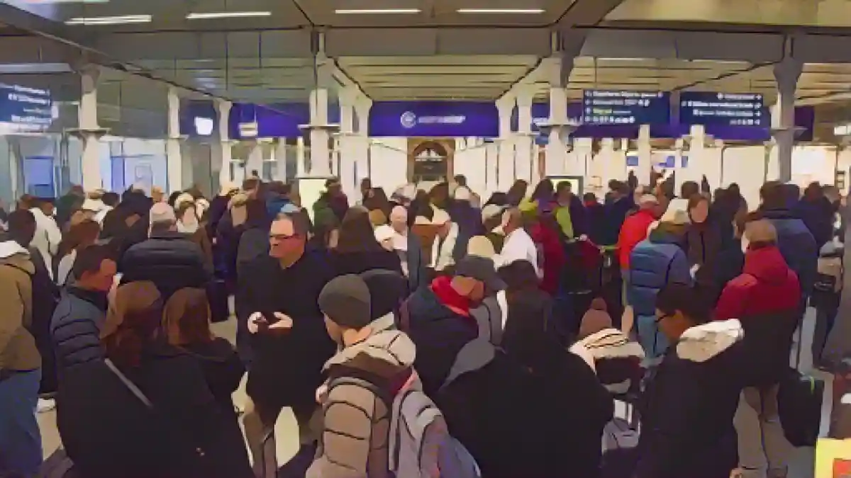 Путешественники на станции Сент-Панкра:Многочисленные путешественники застряли на вокзале Сент-Панкрас в Лондоне