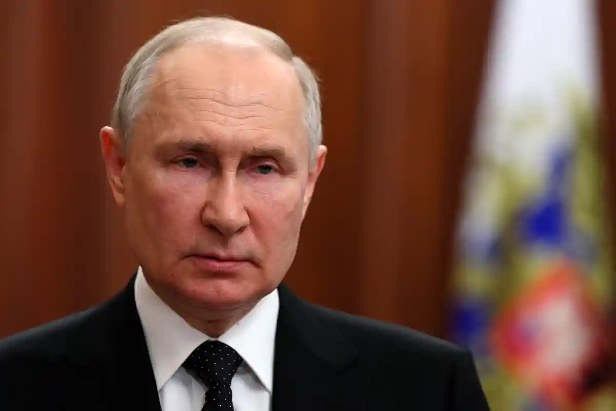 Путин:На этой фотографии, опубликованной российским государственным информационным агентством Sputnik со ссылкой на AP, президент России Владимир Путин во время обращения к нации.