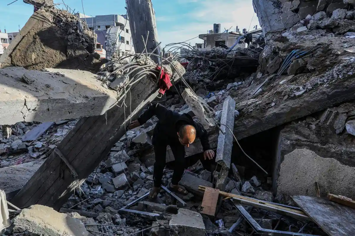 Рафах:Палестинец осматривает разрушенный дом в Рафахе на юге сектора Газа после израильского авиаудара.