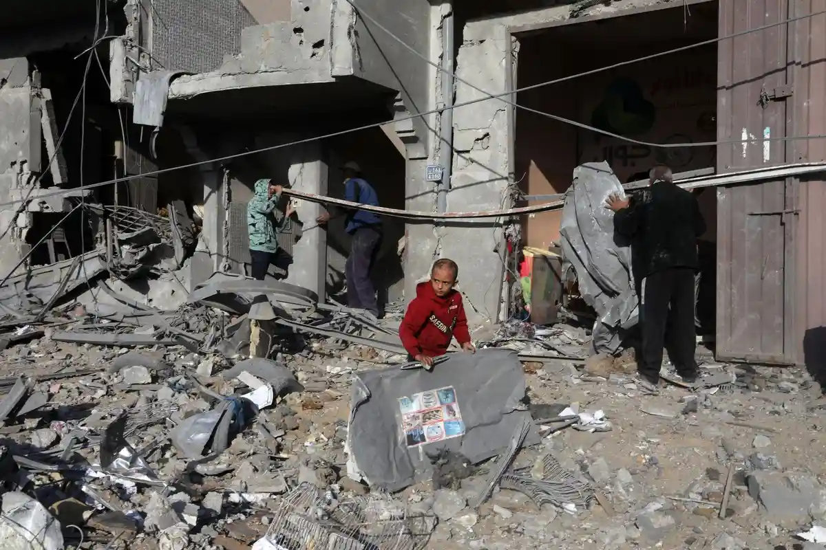 Рафах:Палестинцы осматривают разрушенный дом после израильского авиаудара.