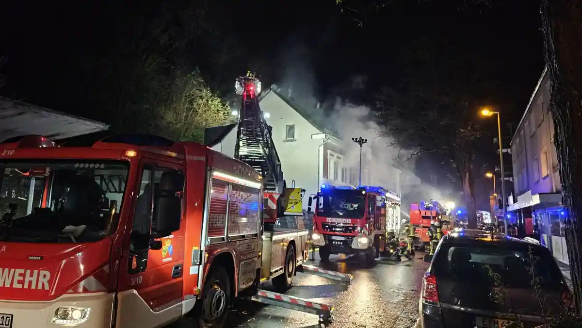 Раненые в результате взрыва в жилом доме в Эссене:Пожарные тушат пожар в доме с поворотной лестницы.