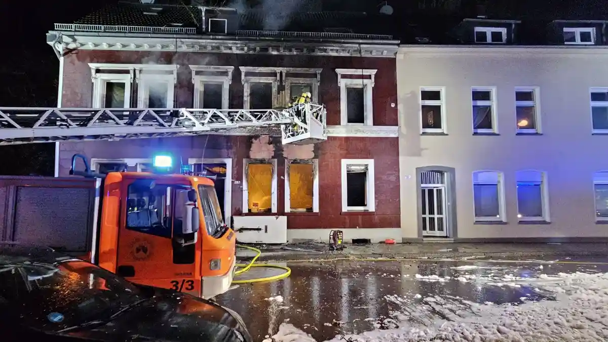 Раненые в результате взрыва в жилом доме в Эссене:Несколько человек получили ранения в результате взрыва и пожара в жилом доме в Эссене в субботу вечером.