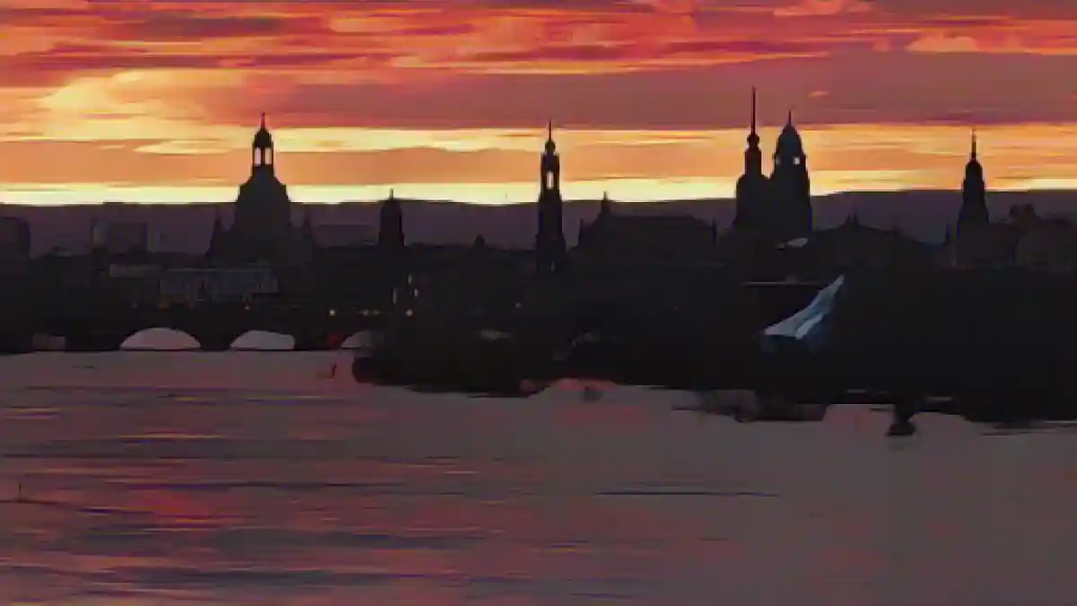 Разлив Эльбы на фоне исторического центра города на восходе солнца.:Разлив Эльбы на фоне исторического центра города на восходе солнца. Фото