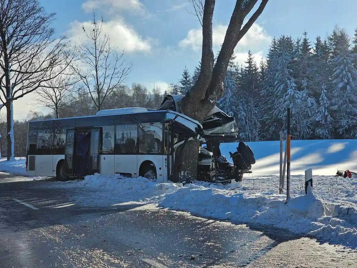 Ребенок погиб в аварии со школьным автобусом в Рудных горах:Разрушенный школьный автобус стоит на обочине дороги после столкновения с машиной для уборки снега.