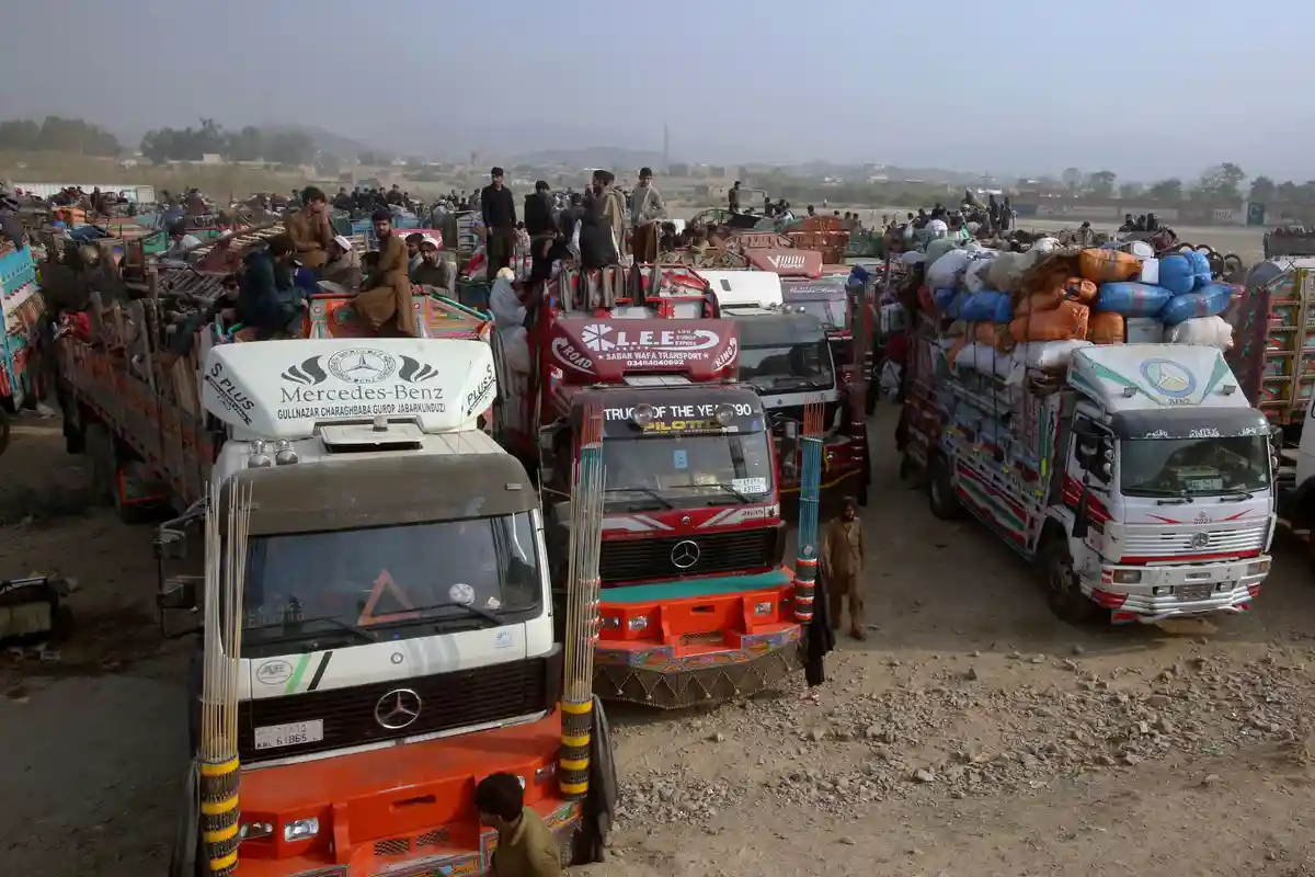 Репатриация афганских семей из Пакистана:Афганские семьи ожидают разрешения на пересечение границы в Пакистане.