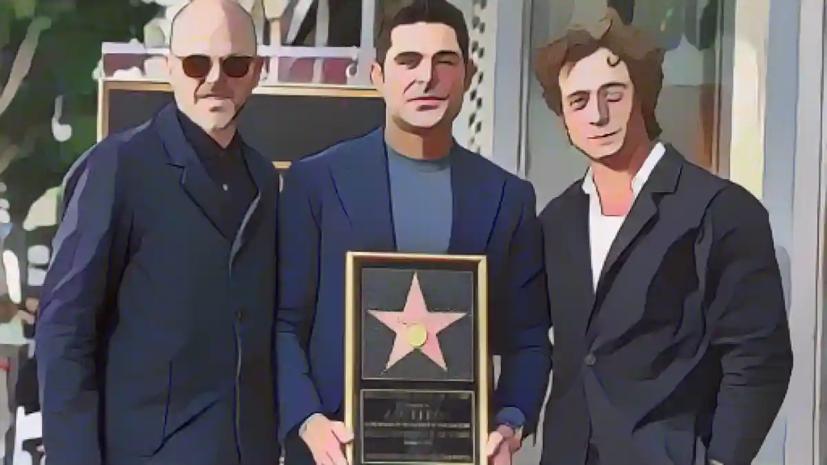 Режиссер Шон Дуркин (слева направо), Зак Эфрон и актер Джереми Аллен Уайт с голливудской звездой:Режиссер Шон Дуркин (слева), Зак Эфрон и актер Джереми Аллен Уайт (справа) присутствуют на церемонии.