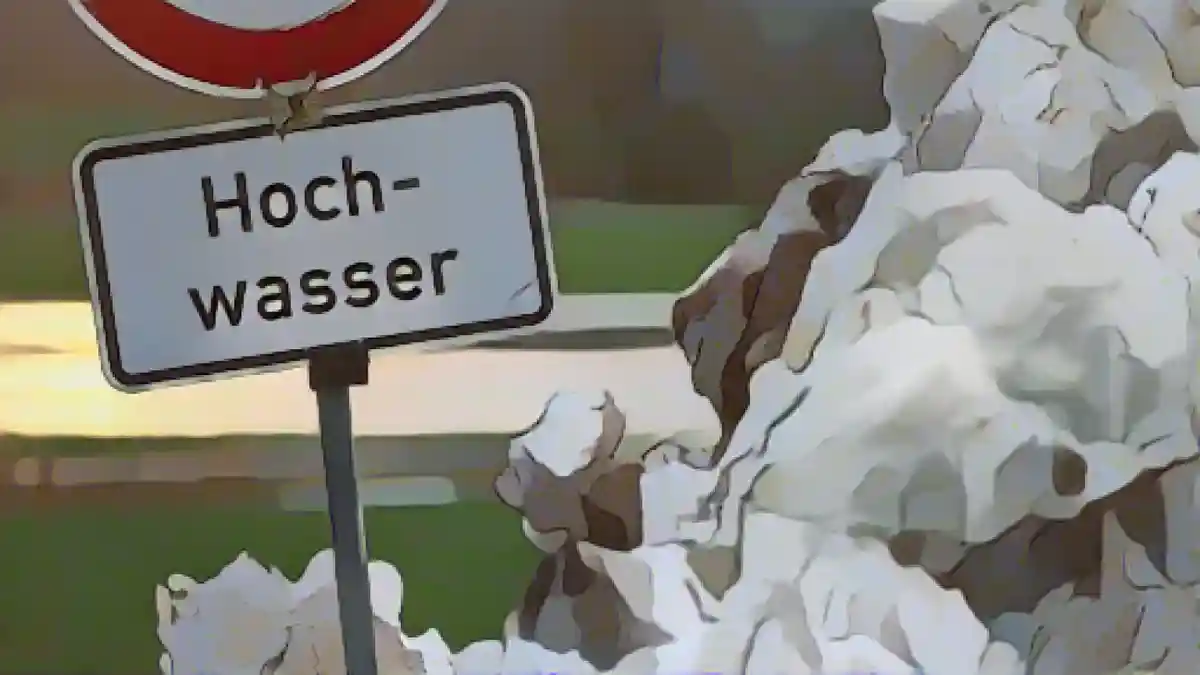 Рядом с кучей снега на Дунае стоит табличка с надписью "Наводнение".:Рядом с кучей снега на Дунае стоит знак "Наводнение". Фото