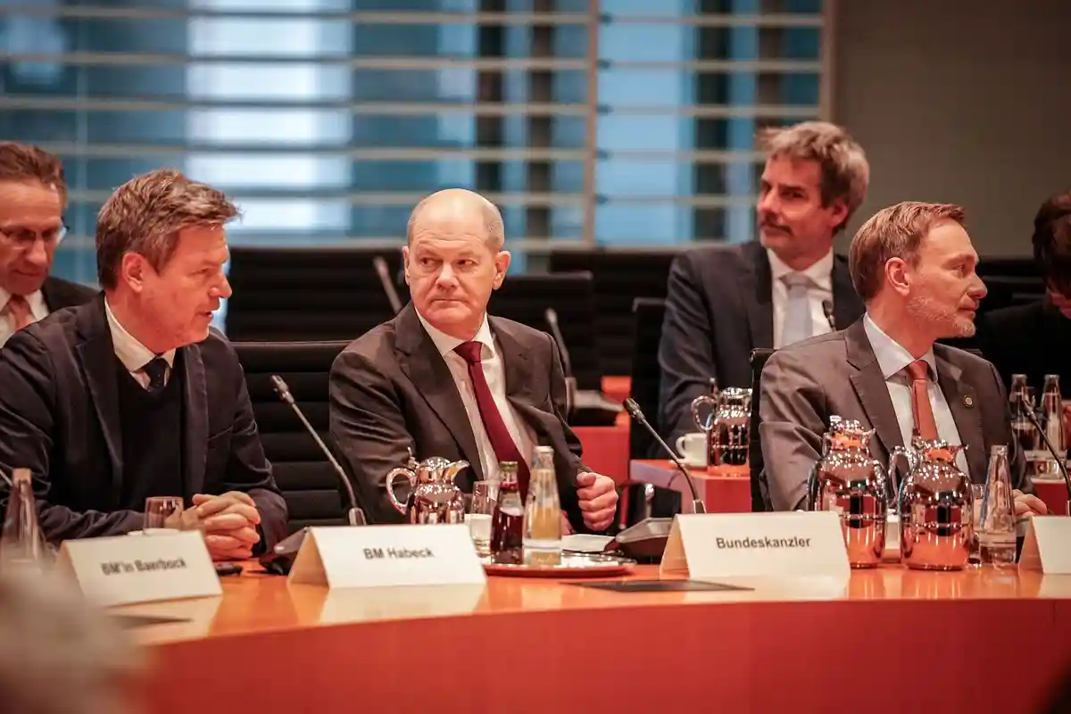Роберт Хабек, Олаф Шольц и Кристиан Линднер:Вице-канцлер Роберт Хабек (слева направо), канцлер Олаф Шольц и министр финансов Кристиан Линднер уже несколько дней ведут переговоры по бюджету.