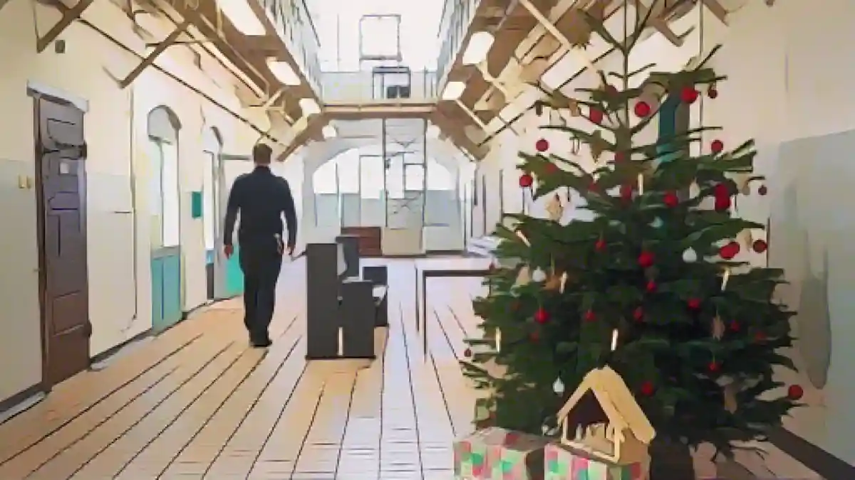 Рождественская елка стоит в тюрьме Бремен-Ослебсхаузен (JVA).:Рождественская елка стоит в исправительном учреждении Бремен-Ослебсхаузен (JVA). Фото