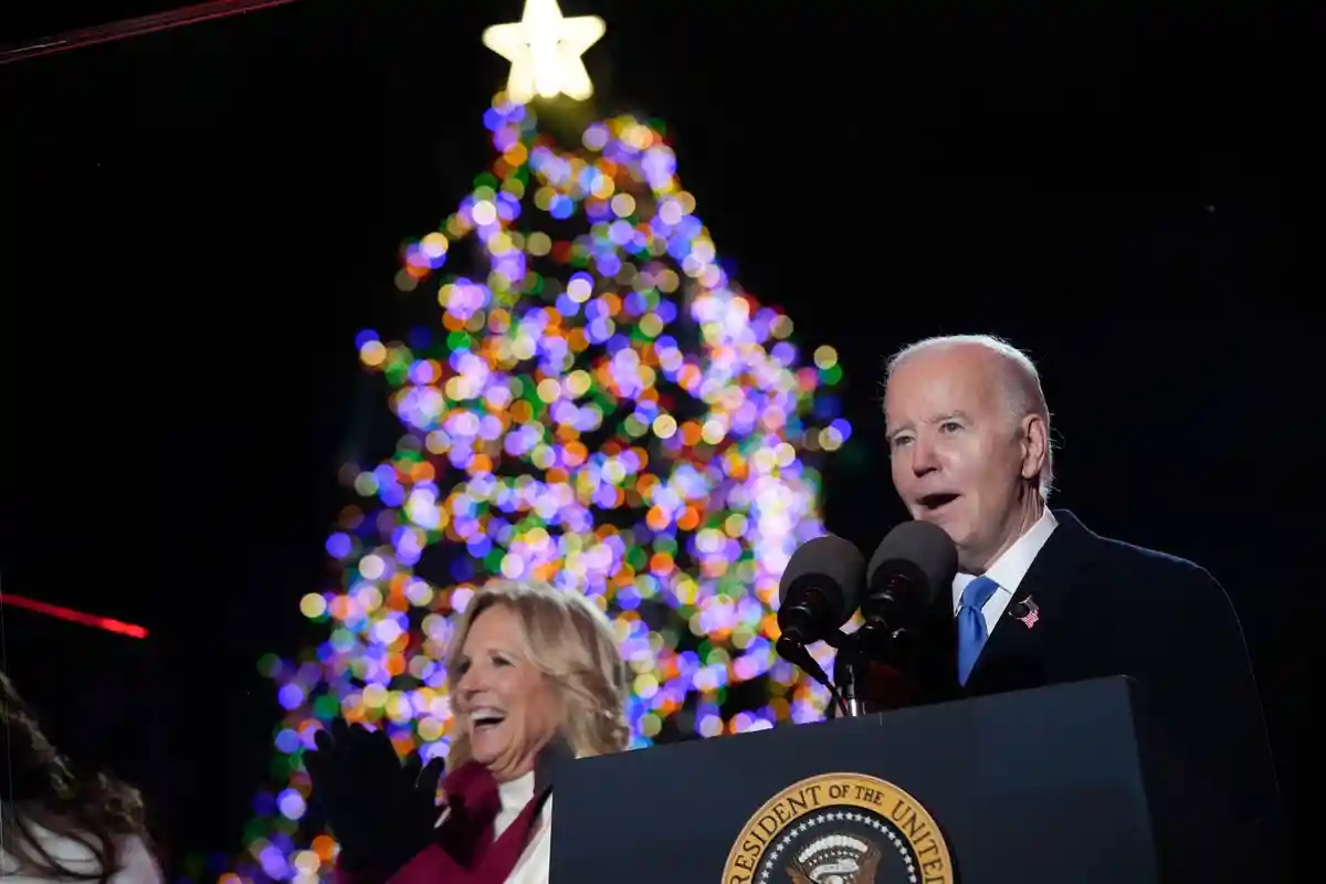 Рождественская елка:Президент США Джо Байден встретил Рождество в США вместе со своей женой Джилл.