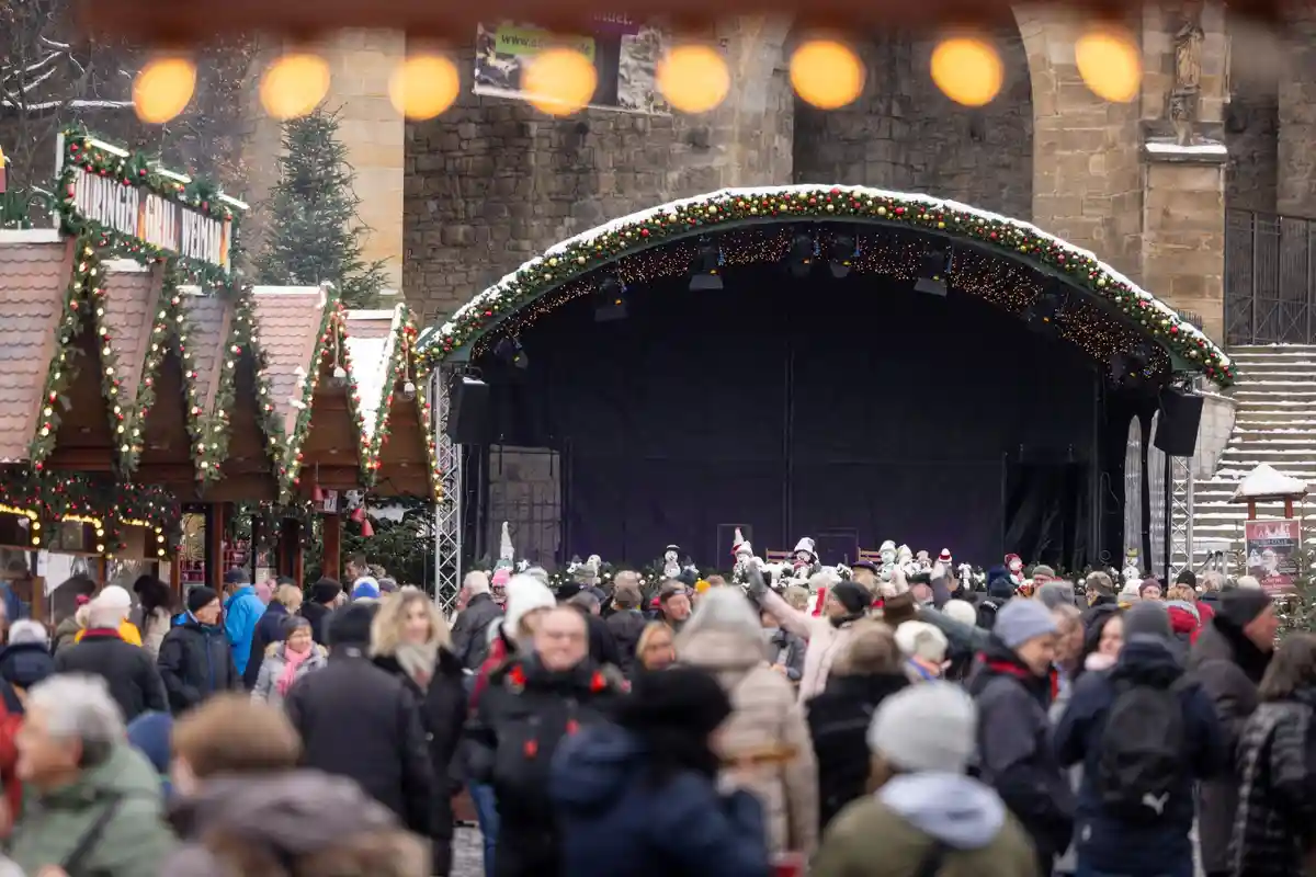 Рождественский рынок в Эрфурте:В "День тишины" сцена на рождественском рынке Эрфурта пуста.