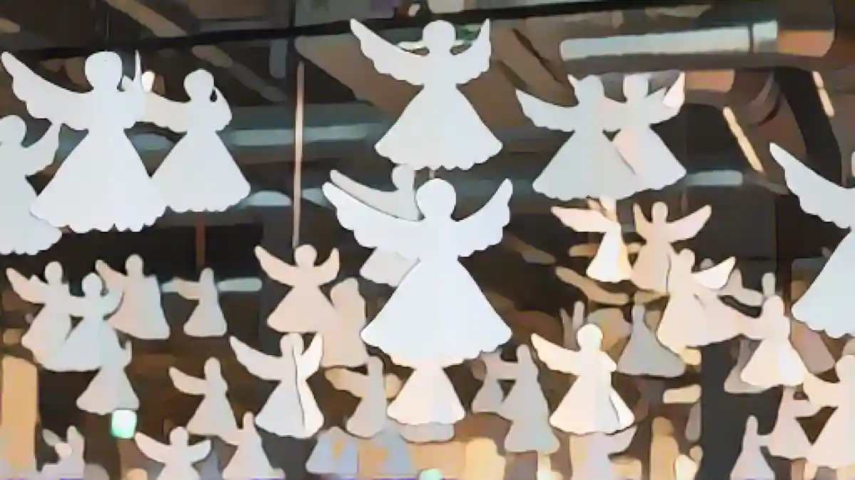 С потолка свисают белые ангелы. В Москве хотят запретить аборты:Белые ангелы, свисающие с потолка. Москва хочет запретить аборты (символическое изображение)