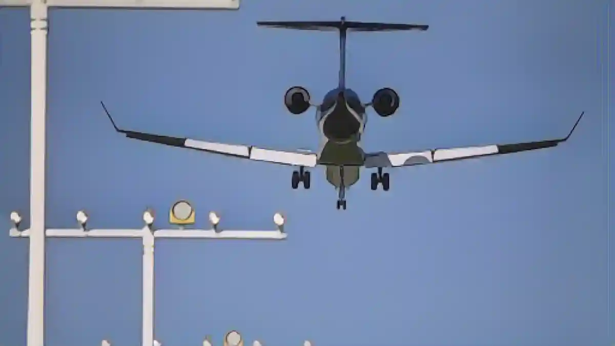 Самолет приближается к международному аэропорту Дрездена, совершая рейс из Мюнхена.:Самолет приближается к международному аэропорту Дрездена, совершающий рейс из Мюнхена. Фото
