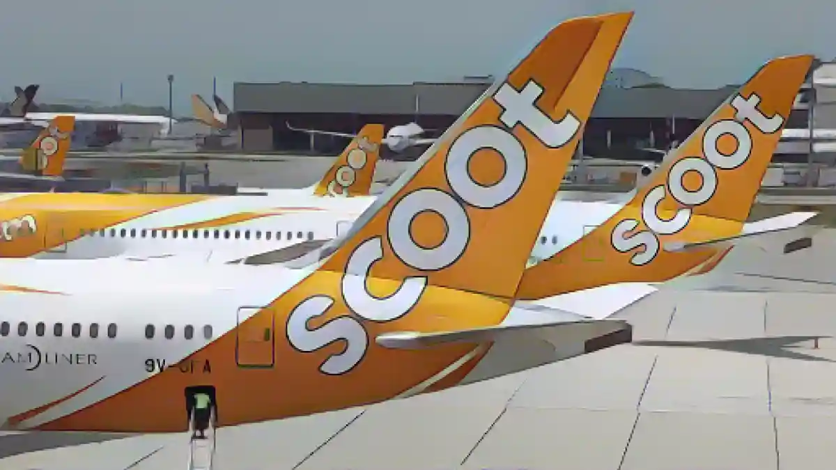 Самолеты Scoot на взлетно-посадочной полосе в сингапурском аэропорту Чанги:Самолеты Scoot на асфальте в сингапурском аэропорту Чанги.