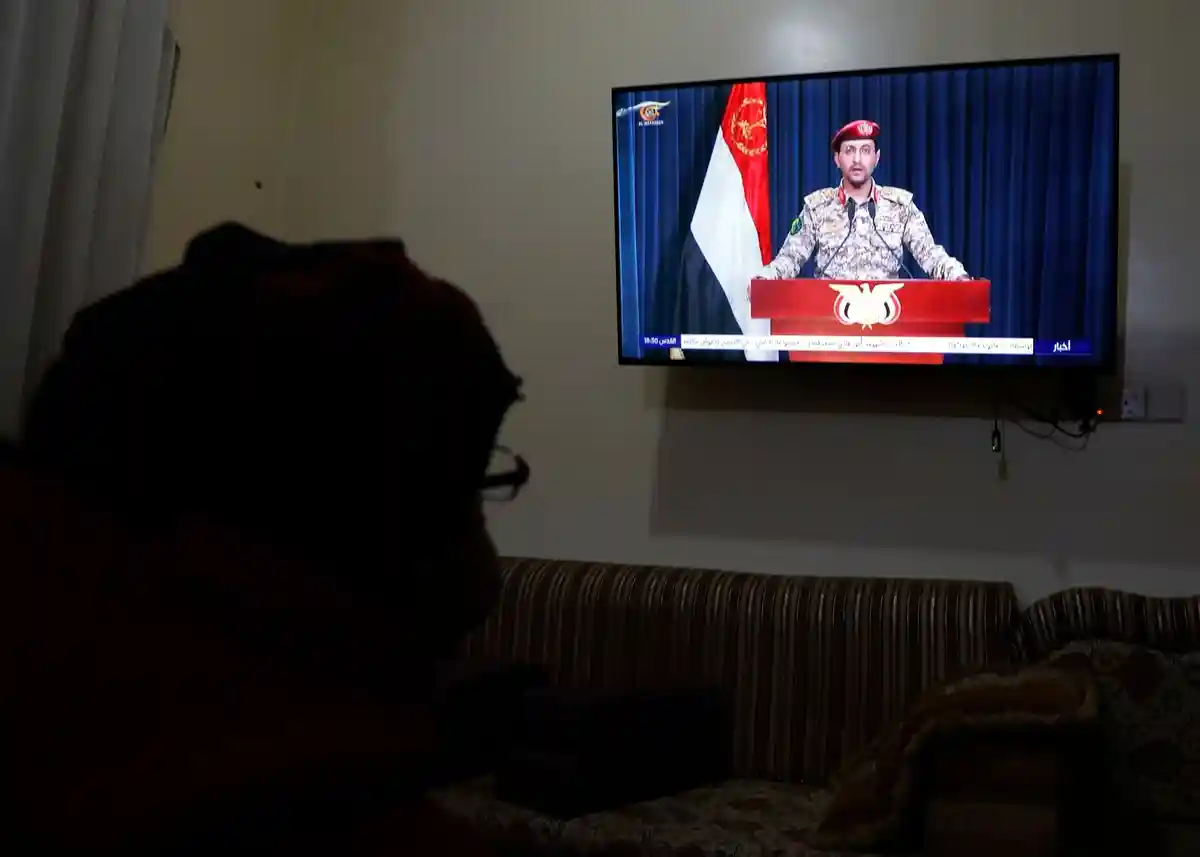 Сарафан Яхья:Телевизионное выступление Яхьи Сари - пресс-секретаря повстанцев Хути. Повстанцы, поддерживаемые Ираном, усиливают свои атаки на торговые суда в Красном море.