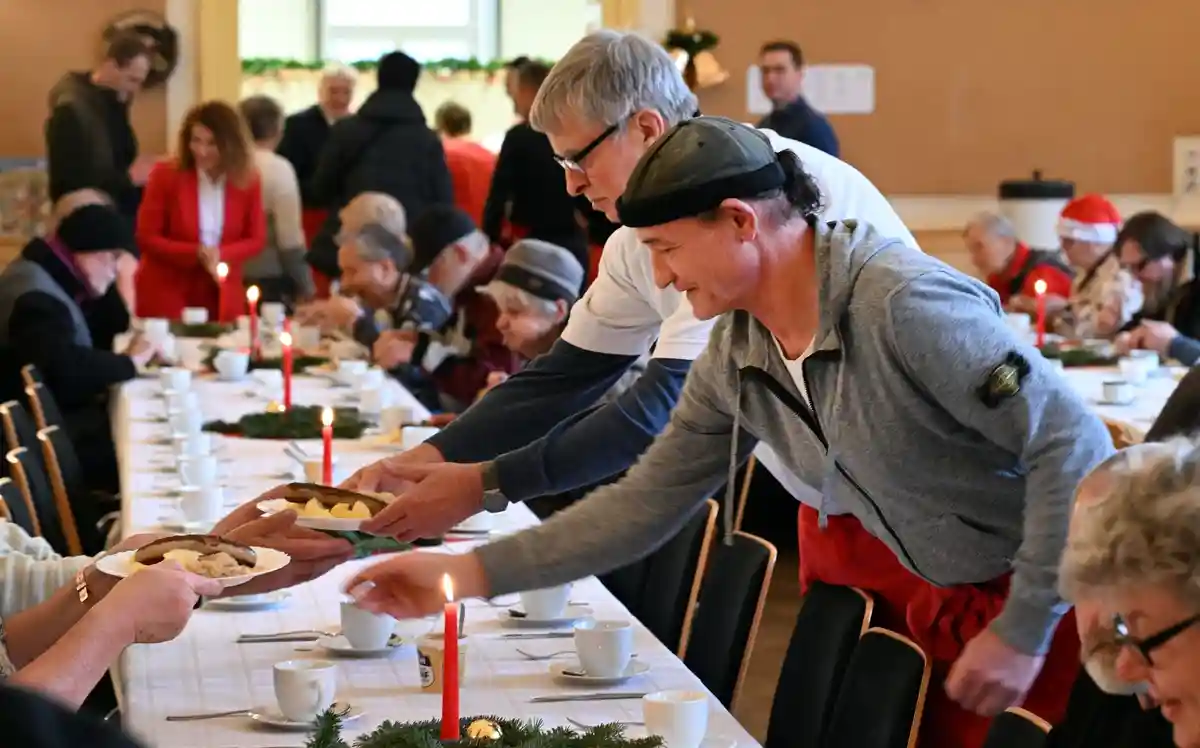 Сердечный ресторан в Эрфурте:Помощники подают горячую еду в ресторане городской евангельской миссии "Сердце".