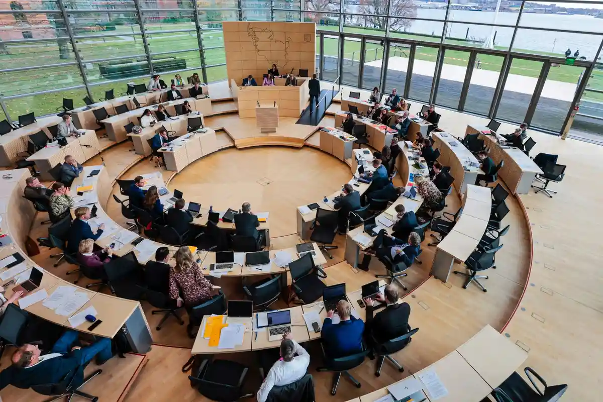 Сессия государственного парламента в Киле:Члены парламента заседают в парламенте земли Шлезвиг-Гольштейн.