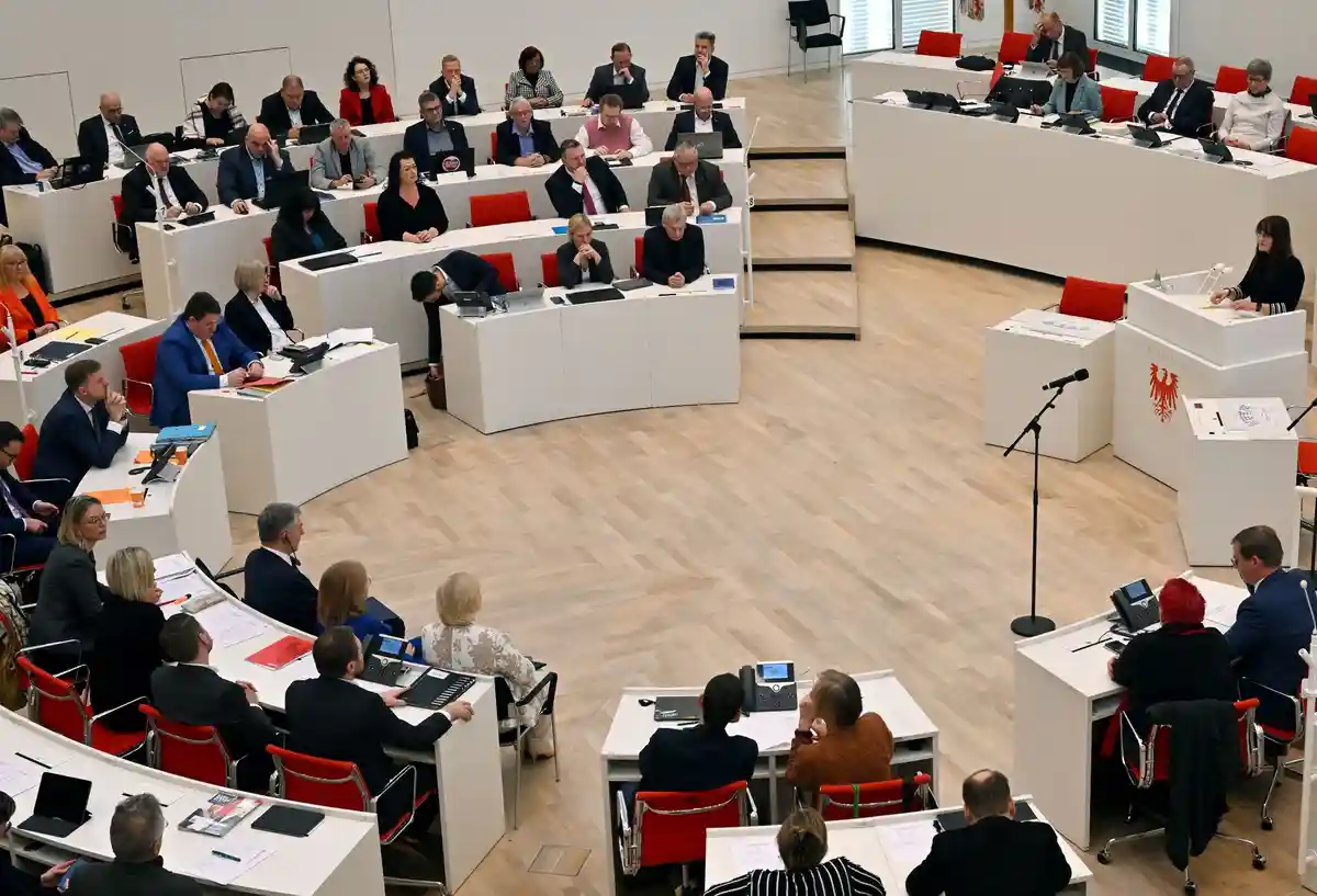 Сессия парламента земли Бранденбург:Катрин Ланге (СДПГ, справа), министр финансов и по делам Европы земли Бранденбург.