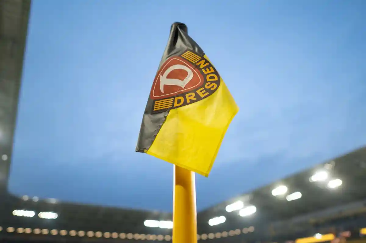 СГ Динамо Дрезден:Логотип клуба "Динамо Дрезден" можно увидеть на угловом флаге.