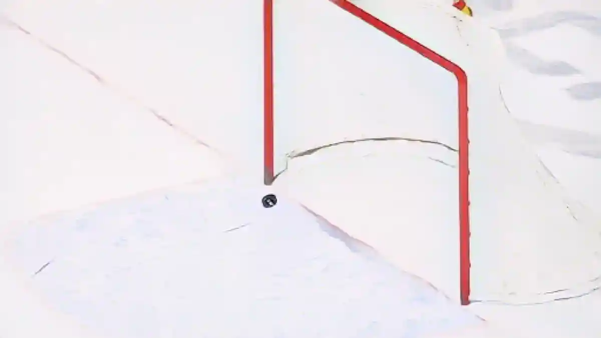 Шайба влетает в пустые хоккейные ворота.:Шайба влетает в пустые хоккейные ворота. Фото