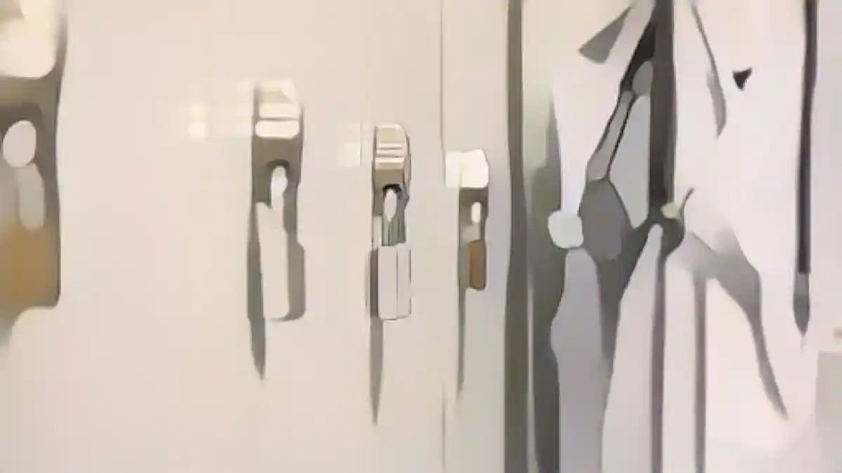Шкафчики для персонала в больнице запираются на висячие замки.:Шкафчики для персонала в больнице закрыты на висячие замки. Фото
