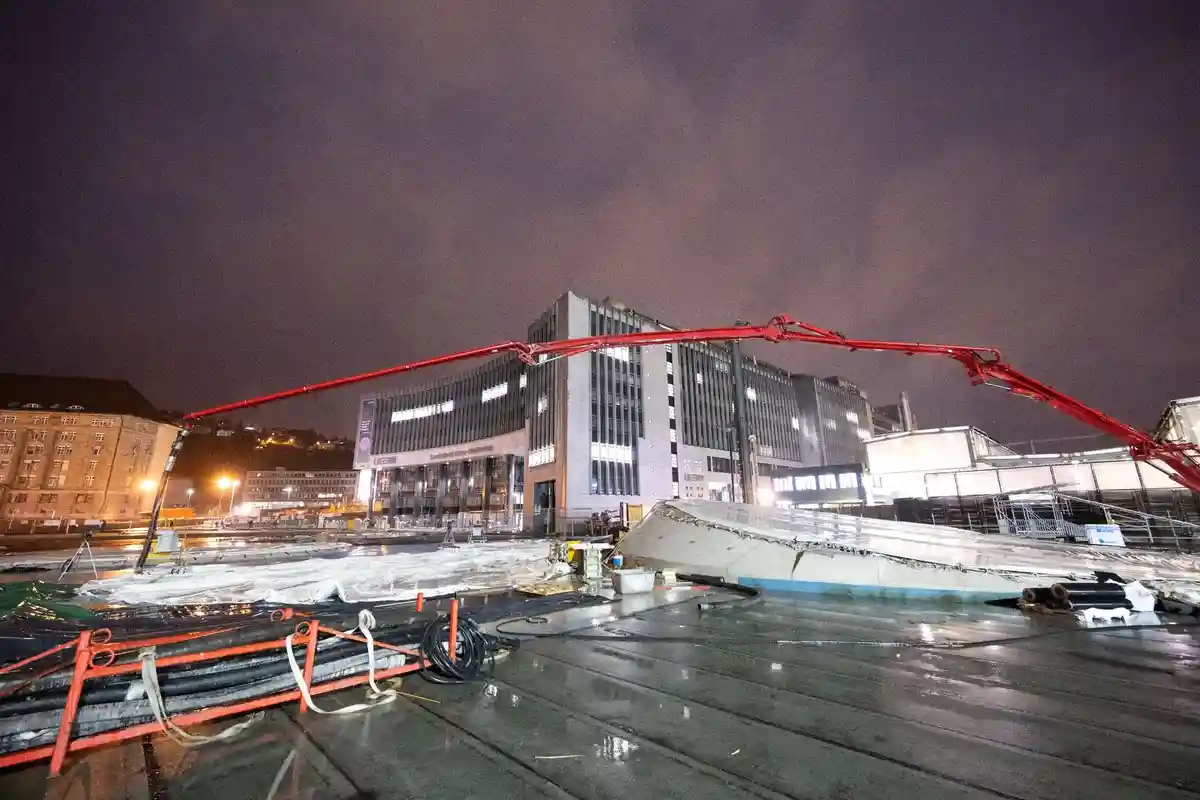 Штутгарт 21:Рабочие бетонируют последнюю секцию крыши новой станции метро "Штутгарт 21" в конце ноября.