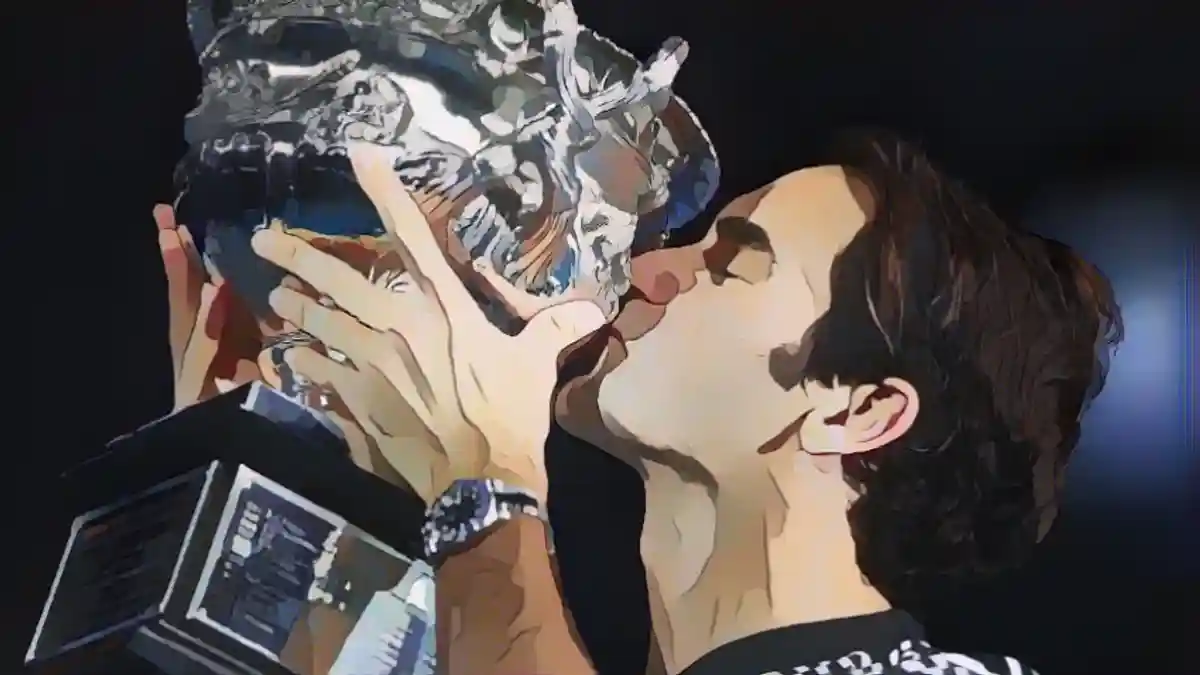 Швейцарец Роджер Федерер целует Кубок вызова Нормана Брука после победы в финальном матче мужского турнира против Рафаэля Нада: