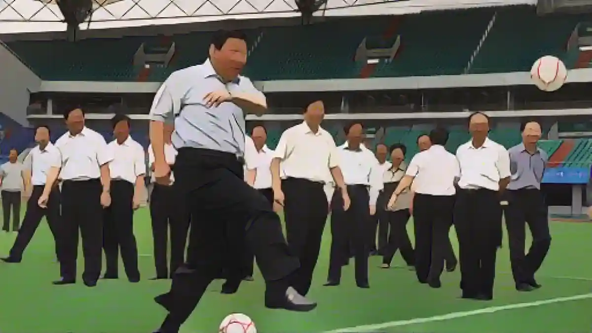 Си Цзиньпин бьет по футбольному мячу в Циньхуандао в 2008 году, перед тем как занять пост главы государства.:Си Цзиньпин бьет по футбольному мячу в Циньхуандао в 2008 году, перед тем как занять пост главы государства.