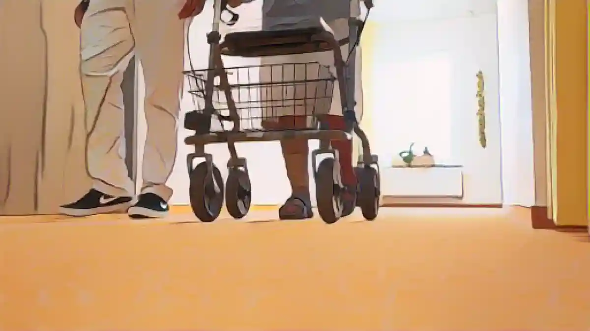 Сиделка идет по коридору вместе с пациентом дома престарелых.:Сиделка идет по коридору вместе с жильцом дома престарелых. Фото