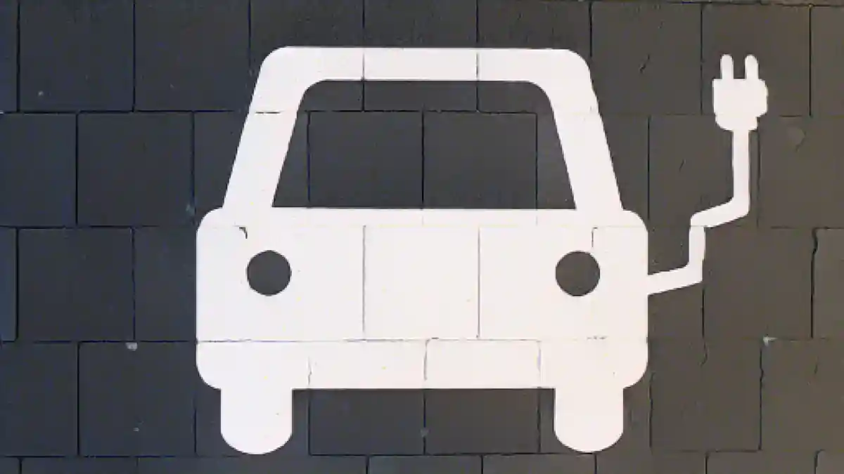 Символ обозначает парковочное место на зарядной станции для электромобилей.:Символ, обозначающий парковочное место на зарядной станции для электромобилей. Фото