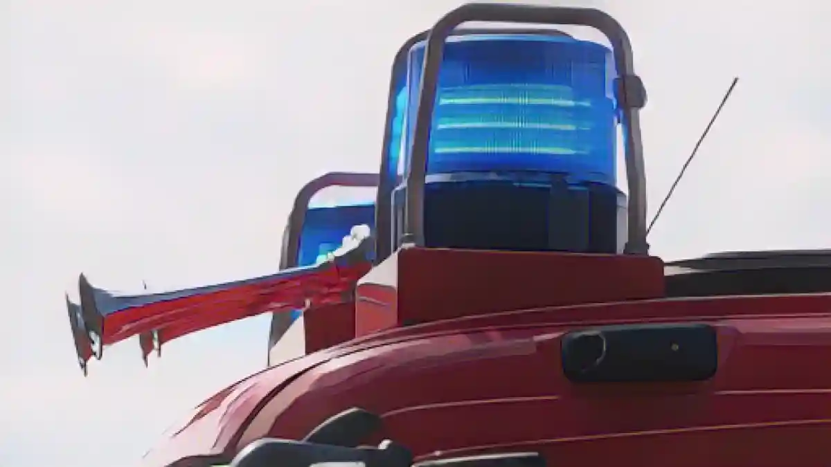 Синие огни освещают крышу пожарной машины.:Синие огни светятся на крыше пожарной машины. Фото