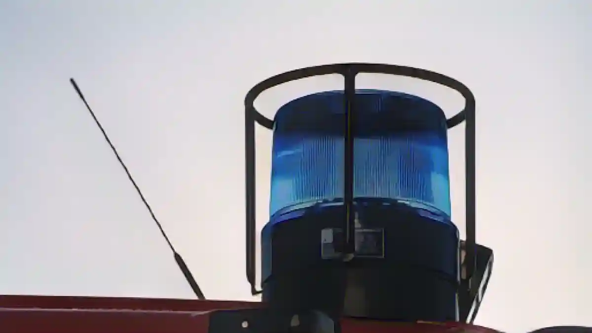 Синий фонарь на крыше пожарной машины.:Синий фонарь на крыше пожарной машины. Фото