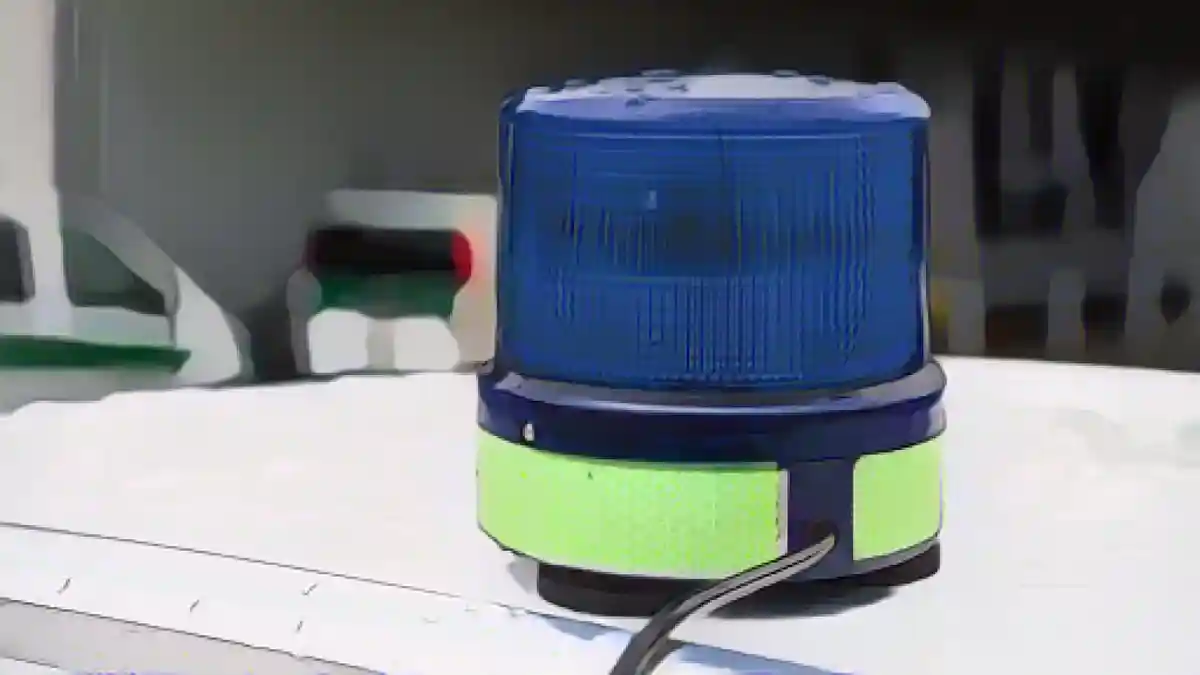 Синий фонарь на полицейской машине.:Синий фонарь на полицейской машине скорой помощи. Фото