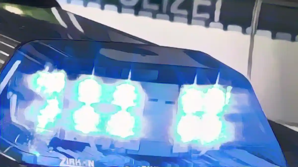 Синий фонарь светит на крышу полицейской машины во время операции.:Синий фонарь светит на крышу полицейской машины во время операции. Фото