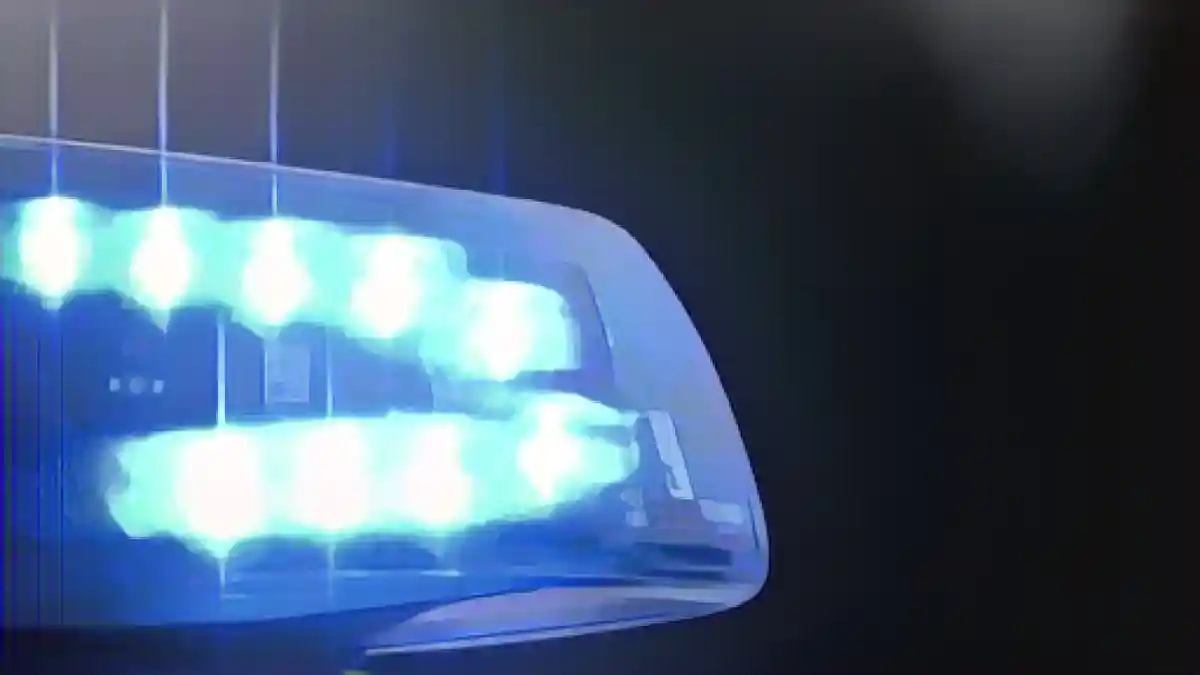 Синий свет на спасательном автомобиле:Синий свет на машине скорой помощи