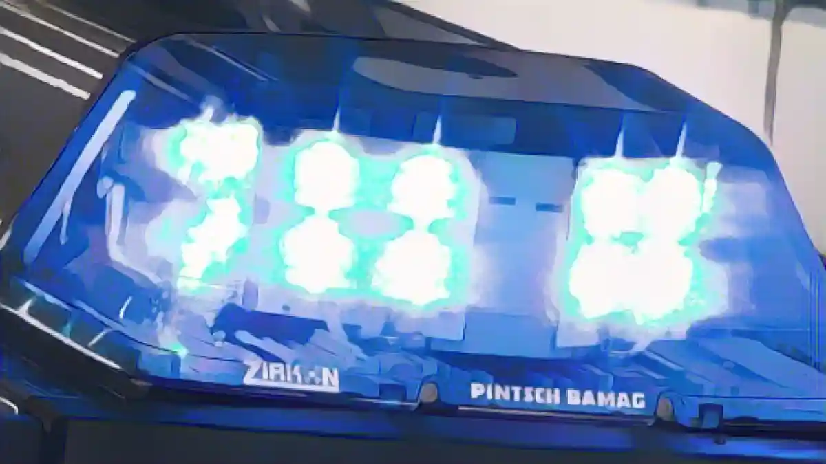 Синий свет освещает крышу полицейской машины:Мигающий синий фонарь светит на крышу полицейской машины