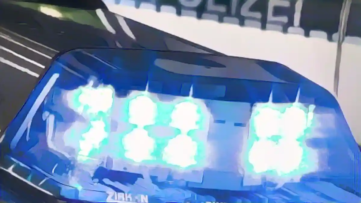 Синий свет освещает крышу полицейской машины.:Синий фонарь светит на крышу полицейской машины. Фото