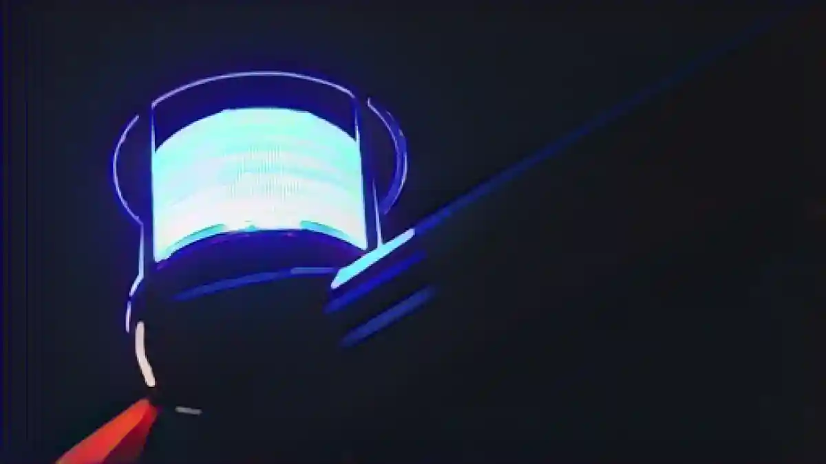Синий свет освещает крышу пожарной машины.:Синий свет освещает крышу пожарной машины. Фото