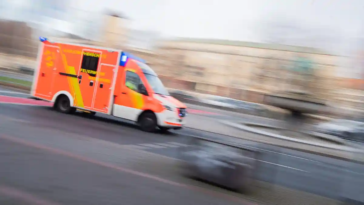 Скорая помощь:По центру города проезжает машина скорой помощи с мигающими синими огнями.