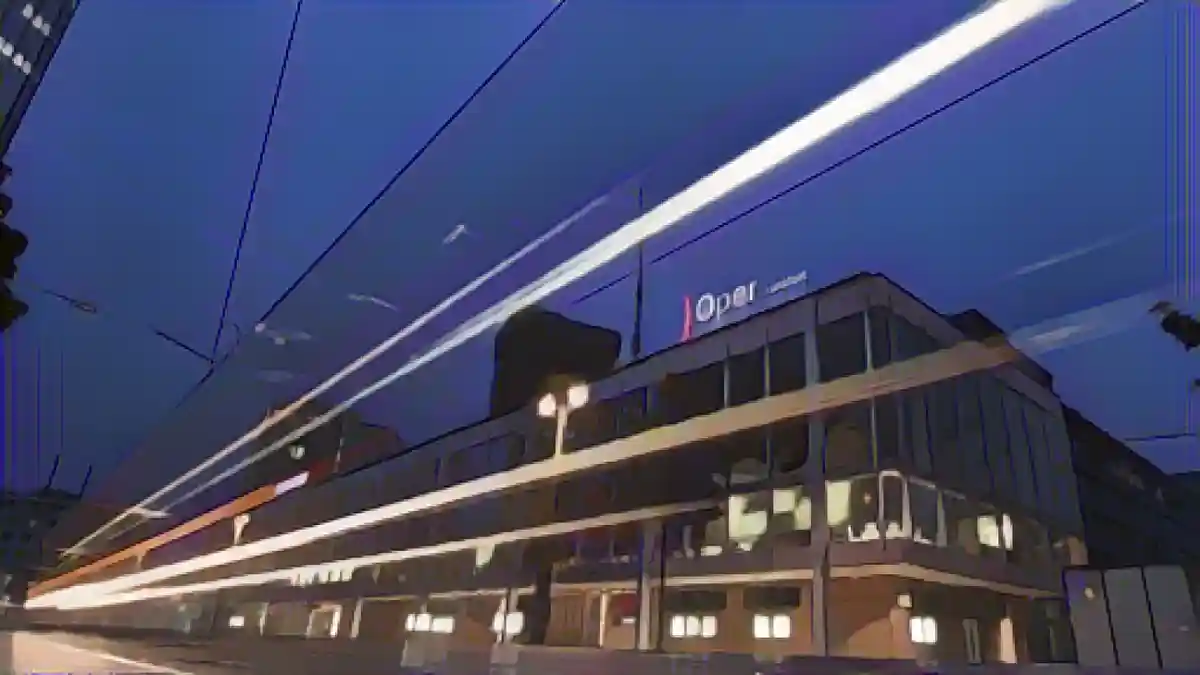 Следы света от проезжающего трамвая видны вечером перед оперным театром (r) (длинная выдержка).:Следы света от проезжающего трамвая видны вечером перед Оперным театром (r) (длинная выдержка). Фото